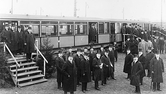 Honoratioren bei der Eröffnung der Hochbahnlinie in Hamburg am 15. Feburar 1912 © Hochbahn Hamburg 