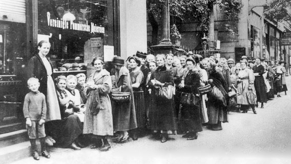 Vor einem Lebensmittelgeschäft in Berlin stehen die Menschen im Jahr 1917 während des Ersten Weltkriegs Schlange © dpa / picture alliance Foto: Berliner Verlag/Archiv