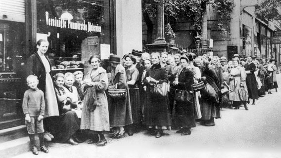 Vor einem Lebensmittelgeschäft in Berlin stehen die Menschen im Jahr 1917 während des Ersten Weltkriegs Schlange Vor einem Lebensmittelgeschäft in Berlin stehen die Menschen im Jahr 1917 während des Ersten Weltkriegs Schlange © dpa / picture alliance Foto: Berliner Verlag/Archiv