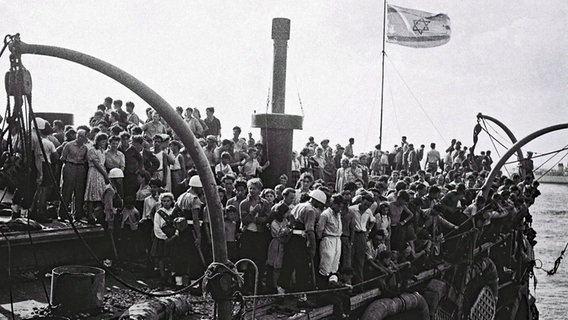 Hunderte Menschen stehen an Bord des jüdischen Flüchtlingsschiffs "Exodus" am 18. Juli 1947 bei der Einfahrt in den Hafen von Haifa. © picture-alliance/ dpa Foto: Pinn Hans/Israeli Government Press Office Handout