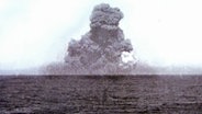 Am 18. April 1947 steigt nach der Sprengung auf Helgoland eine riesige Rauchwolke in den Himmel. © Brian Butler 