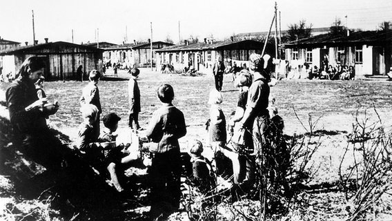 Ein Flüchtlingslager in Schleswig-Holstein 1945. Ein Flüchtlingslager in Schleswig-Holstein 1945. © dpa-Report