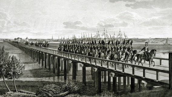 Französische Soldaten auf einer hölzernen Brücke bei Hamburg 1813. © Stubbe da Luz, Scheiblich Foto: Reinhard Scheiblich