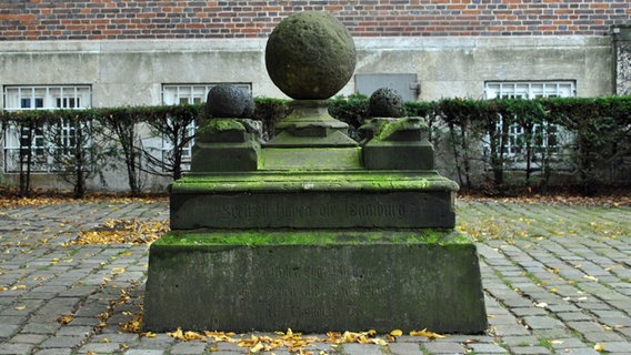 Ein Denkmal mit alten Kanonenkugeln vor einem Gebäude © NDR.de Foto: Janine Kühl