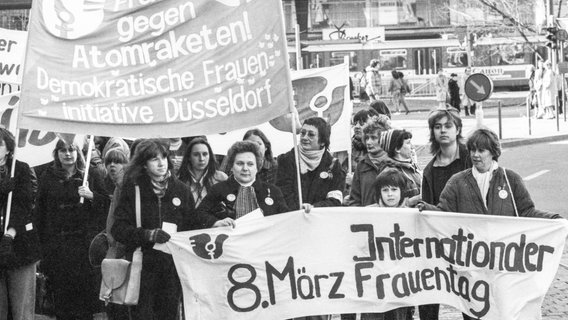 Der Internationale Frauentag 1982 am 08.03.1982 in Düsseldorf. © picture-alliance /dpa Foto: Klaus Rose