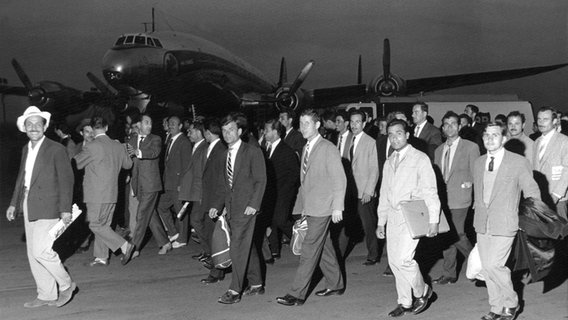 93 türkische Bergarbeiter aus dem Bergbaugebiet Zonguldak am Schwarzen Meer treffen am Abend des 23. Juni 1961 auf dem Flughafen in Düsseldorf-Lohausen ein. Sie werden ab dem 26. Juni 1961 auf dem Schacht Westende der Hamborner Bergbau AG arbeiten. © picture-alliance / dpa 