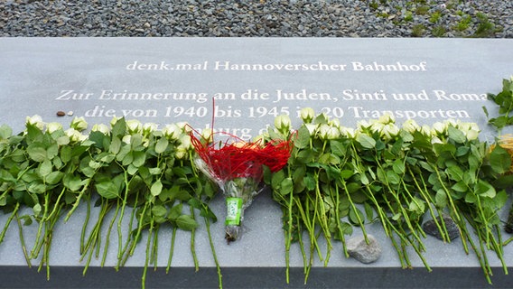 Tafel am zentralen Gedenkort am ehemaligen Hannoverschen  Bahnhof in Hamburg © NDR Foto: Irene Altenmüller