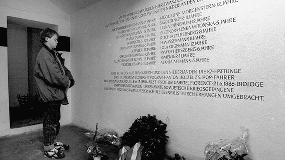 Eine Gedenktafel erinnert in Hamburg an die Ermordung 20 jüdischer Kinder am 20. April 1945 im Keller einer Schule am Bullenhuser Damm. © picture-alliance / dpa Foto: Markus Beck