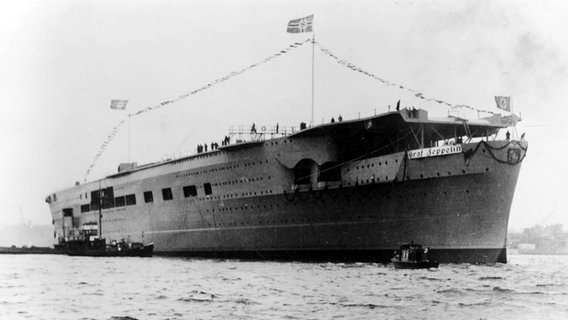 Der Flugzeugträger "Graf Zeppelin" liegt nach dem Stapellauf am 8. Dezember 1938 im Kieler Hafen © picture-alliance / akg-images 