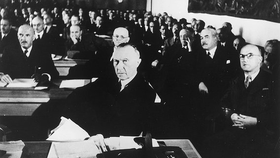 Der Parlamentarische Rat 1948 mit seinem Präsidenten Konrad Adenauer. © picture-alliance / akg-images Foto: akg-images