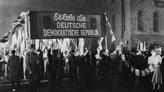 Massenkundgebung anlässlich der Gründung der DDR am 11. Oktober 1949 in Berlin-Mitte: Die FDJ im Demonstrationszug vor der Humboldt-Universität. Massenkundgebung anlässlich der Gründung der DDR am 11. Oktober 1949 in Berlin-Mitte: Die FDJ im Demonstrationszug vor der Humboldt-Universität. © picture-alliance/akg-images Foto: akg-images