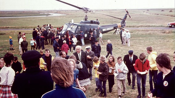 1971 besucht Professor Bernhard Grzimek in seiner Funktion als Bundesnaturschutzbeauftragter das Biggerhus auf Hallig Hooge. 1971 besucht Professor Bernhard Grzimek in seiner Funktion als Bundesnaturschutzbeauftragter das Biggerhus auf Hallig Hooge. © Schutzstation Wattenmeer