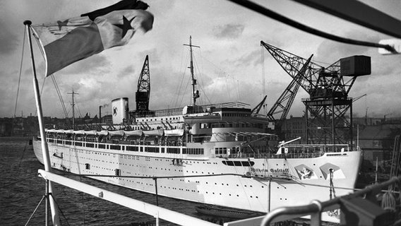 Das Passagierschiff "Wilhelm Gustloff" nach dem Stapellauf in Mai 1937. © picture alliance 