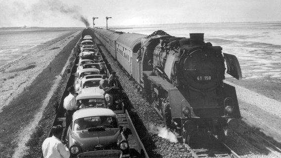 Zugverkehr auf dem Hindenburgdamm (1967) © picture-alliance/ dpa Foto: Wilhelm Herold