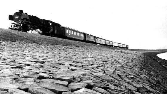 Eine Dampflokomotive fährt über den Hindenburgdamm. © picture-alliance / dpa 
