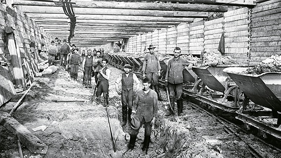 Arbeiter beim Bau des U-Bahntunnels zwischen Moorkamp und Christuskirche am 13. August 1910 © Hochbahn Hamburg 