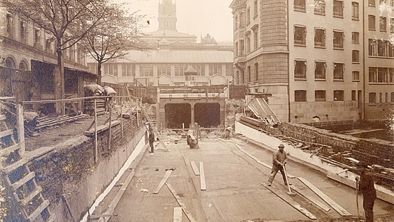 Blick auf das Tunnelportal am Adolphsplatz unter der Börse, aufgenommen am 15. Mai 1908 © Hochbahn Hamburg 
