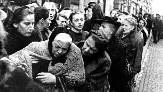 Elend der deutschen Bevölkerung im Kriegsjahr 1916: Eine alte Frau bricht in der Schlange vor einem Lebensmittelgeschäft vor Hunger zusammen. Elend der deutschen Bevölkerung im Kriegsjahr 1916: Eine alte Frau bricht in der Schlange vor einem Lebensmittelgeschäft vor Hunger zusammen. © dpa - Bildarchiv