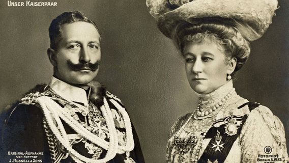 Der deutsche Kaiser Wilhelm II. und seine Frau Auguste Viktoria auf einem Foto von 1907 Der deutsche Kaiser Wilhelm II. und seine Frau Auguste Viktoria auf einem Foto von 1907 © picture-alliance / akg-images