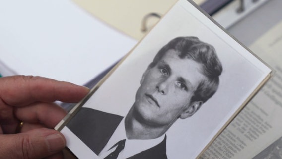 Hinrich Kuessner hält ein Foto von Reimar Krell in der Hand © NDR 