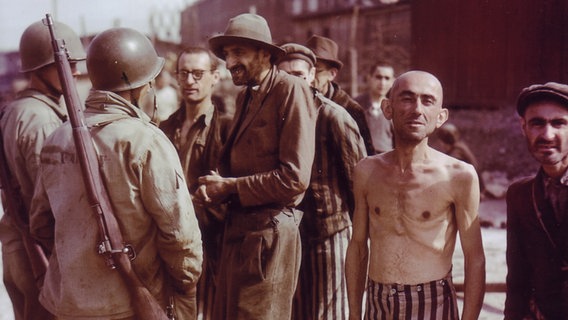 Häftlinge des KZ Buchenwald nach der Befreiung im April 1945. © National Archives, Washington / Public Domain 