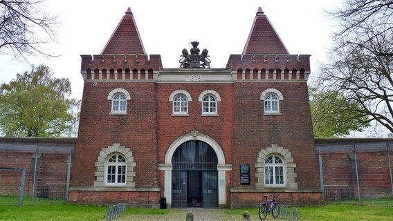 Historisches Torhaus der Strafanstalten und heutige Gedenkstätte Fuhlsbüttel © NDR Foto: Irene Altenmüller