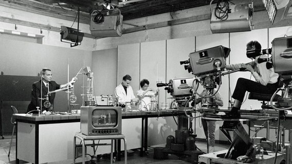 Blick in das Atelier mit dem fest installierten Studio-Labor. Links Hans-Jürgen Bersch, Autor und Moderator der Sendereihe. © NDR 