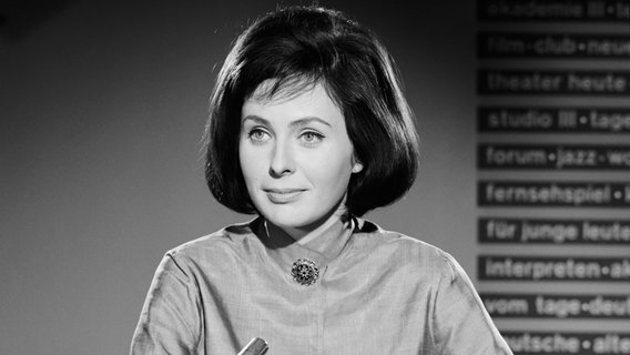Ann Ladiges, Fernsehansagerin, 1965. © NDR 