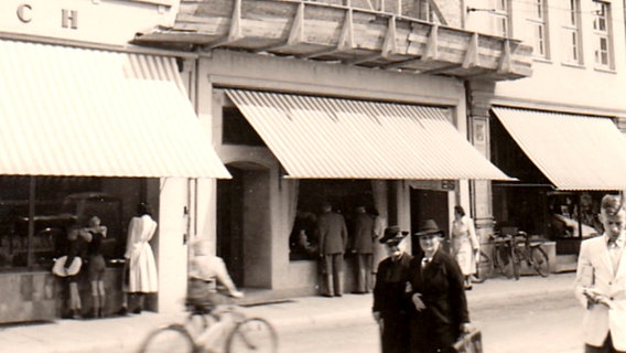 Die Wiedereröffnung des Kaffees in der Krahnstraße im Jahre 1950. © NDR/Fa. Leysieffer 