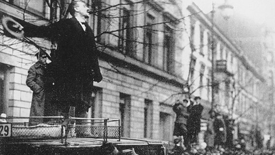 Karl Liebknecht bei seiner letzten Rede am 4. Januar 1919 in Berlin. Karl Liebknecht bei seiner letzten Rede am 4. Januar 1919 in Berlin. © picture-alliance / akg-images Foto: Willy Roemer