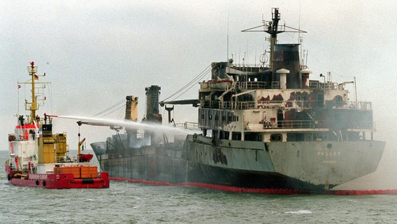 Ein Feuerlöschboot versucht den Brand auf der Pallas zu löschen. © picture-alliance / dpa Foto: Wulf Pfeiffer