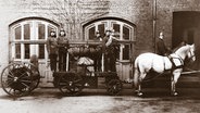 Pferde-Löschwagen vor der Feuerwache an der Spitalerstraße 1872 © Feuerwehr Hamburg 
