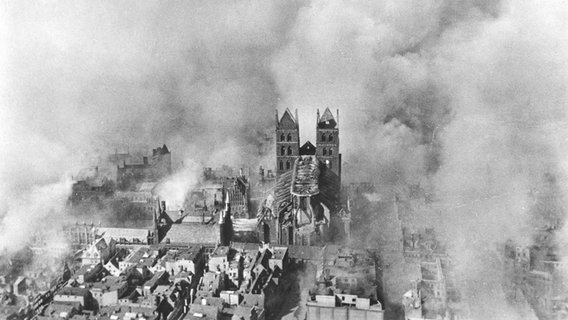 Die Lübecker Marienkirche nach einem Luftangriff 1942. © picture-alliance / akg-images Foto: akg-images
