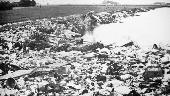 Berge von Müll liegen in den 1960er-Jahren am Ufer der Nordseeinsel Pellworm. Berge von Müll liegen in den 1960er-Jahren am Ufer der Nordseeinsel Pellworm. © Schutzstation Wattenmeer