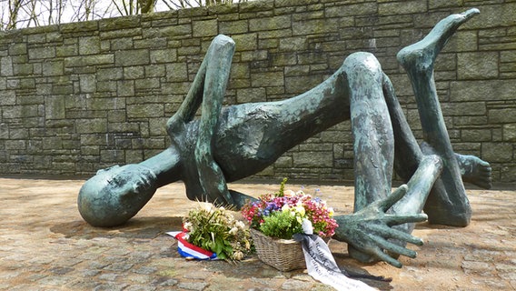 Skulptur eines sterbenden Häftlings am Mahnmal der KZ-Gedenkstätte in Hamburg-Neuengamme © NDR Foto: Irene Altenmüller