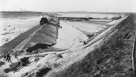 Erdarbeiten am Nord-Ostsee-Kanal bei Kilometer 66,99 © Landesarchiv Schleswig-Holstein LASH 30_III_97, Abt. 2003.8 Nr. 1341 