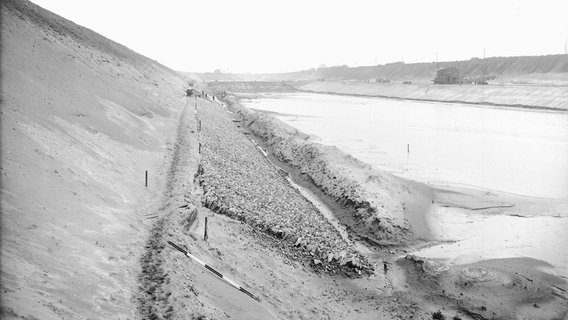 Uferdeckwerk zwischen Kilometer 66,76 und 67 auf der Nordseite am Nord-Ostsee-Kanal Uferdeckwerk zwischen Kilometer 66,76 und 67 auf der Nordseite am Nord-Ostsee-Kanal © Landesarchiv Schleswig-Holstein LASH 32_III_145, Abt. 2003.8 Nr. 1115
