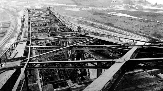 Ansicht des oberen Windverbandes des nördlichen Kragträgers an der Hochbrücke Rendsburg Ansicht des oberen Windverbandes des nördlichen Kragträgers an der Hochbrücke Rendsburg © Landesarchiv Schleswig-Holstein LASH 51_B_164, Abt. 2003.8 Nr. 1111