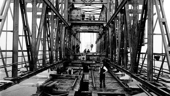 Blick in den Vorbaukran beim Bau der Hochbrücke Rendsburg (1912) © Landesarchiv Schleswig-Holstein LASH 51_B_179, Abt. 2003.8 Nr. 1096 