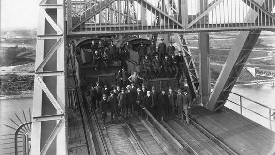 Ingenieure stehen auf der Hochbrücke Rendsburg © Landesarchiv Schleswig-Holstein LASH LSH_Abt. 548.3 Nr. 3213(6) 