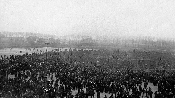 Demonstration in Wilhelmshaven am 10. November 1918. © picture-alliance / akg-images 