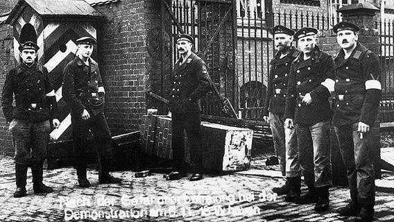 Im Anschluss an eine Demonstration befreite Matrosen vor dem Untersuchungsgefängnis in Wilhelmshaven am 6. November 1918 © picture-alliance / akg-images 