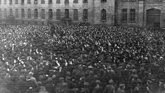 Revolutionsversammlung auf dem Kasernengelände in Kiel-Friedrichsort im November 1918. © Landeshauptstadt Kiel Foto: Unbekannt