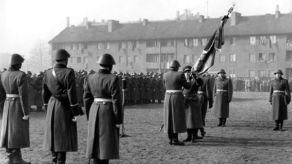 Soldaten der Nationalen Volksarmee der DDR am 1. März 1959 in Leipzig anläßlich der Feier zum 3. Jahrestag ihres Bestehens bei der feierlichen Übergabe einer Truppenfahne. © dpa - Bildarchiv Foto: Günter Bratke