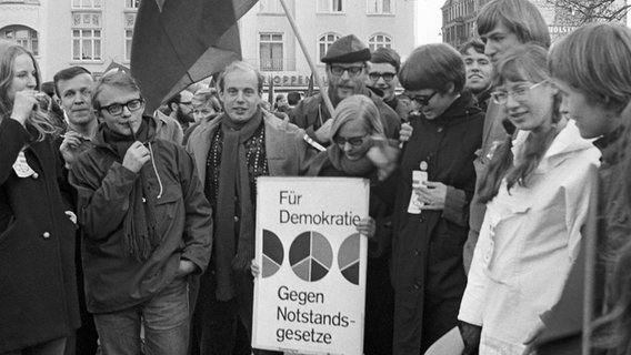Demonstranten auf dem Ostermarsch am 15. April 1968 in Hamburg © picture alliance / dpa Foto: Horst Brix