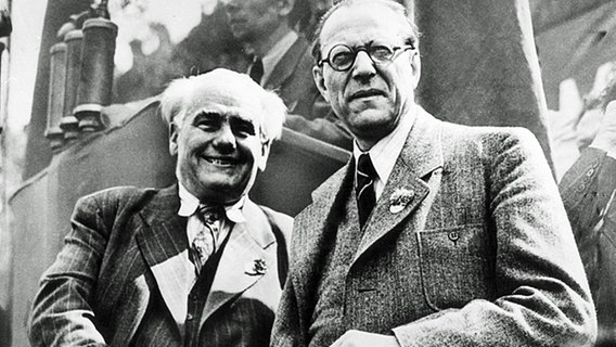 Wilhelm Pieck (links) und Otto Grotewohl am 11. Oktober 1949. Wilhelm Pieck (links) und Otto Grotewohl am 11. Oktober 1949. © picture-alliance/akg-images