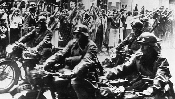Deutsche Truppen besetzen im September 1939 die polnische Stadt Posen. © picture-alliance / akg-images 