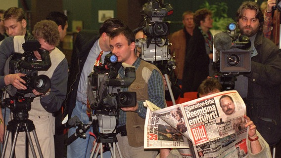 Nach einem glücklichen Ende der Reemtsma-Entführung findet am 27.04.1996 eine Pressekonferenz statt. © dpa 