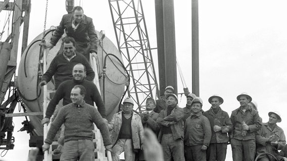 Bergleute steigen am 1. November 1963 aus einer Druckkammer, in der sie nach ihrer Rettung dekomprimiert wurden. © imago Foto: Sven Simon