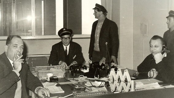 Horst Roeschen (in der Mitte sitzend) in den 60er-Jahren in einem Büro im Hamburger Hafen. © NDR/Horst Roeschen 